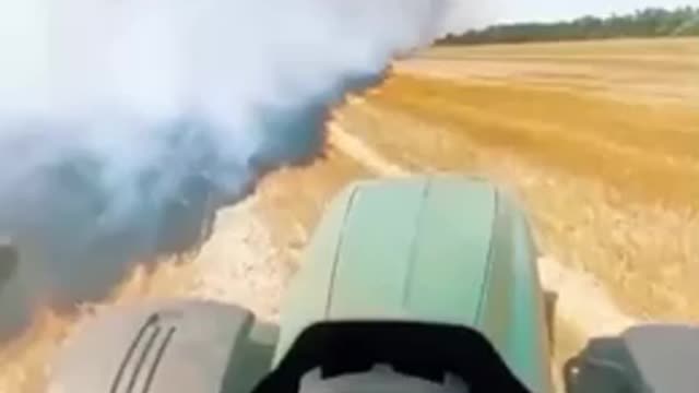 🌾 SO THAT THE FIRE DOES NOT DESTROY THE ENTIRE AREA OF THE FIELD, THE FARMER CUTS OFF THE FIRE