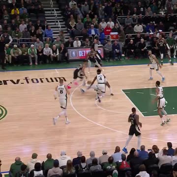 NBA - Giannis throws one DOWN early in Milwaukee 💪