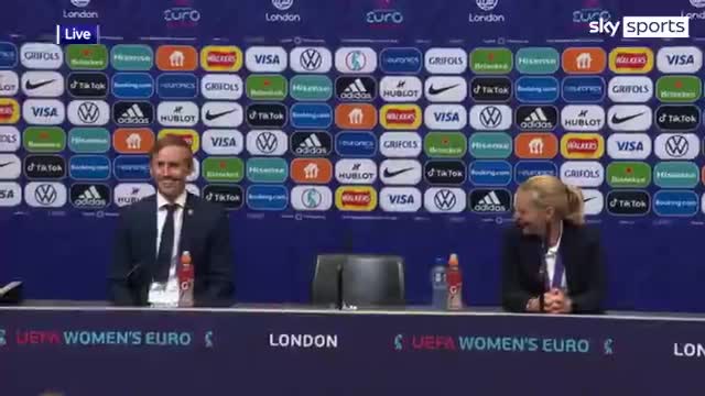 Sarina Wiegman's press conference gatecrashed by singing England players_batch