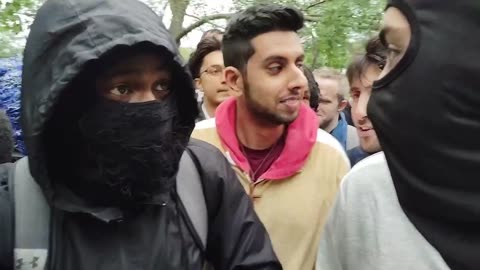 Siig questions Muslim about apostates #speakerscorner