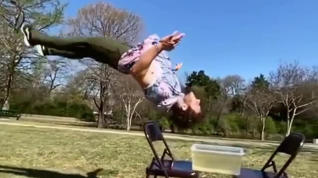 Amazing back-flip to get wet hair😲