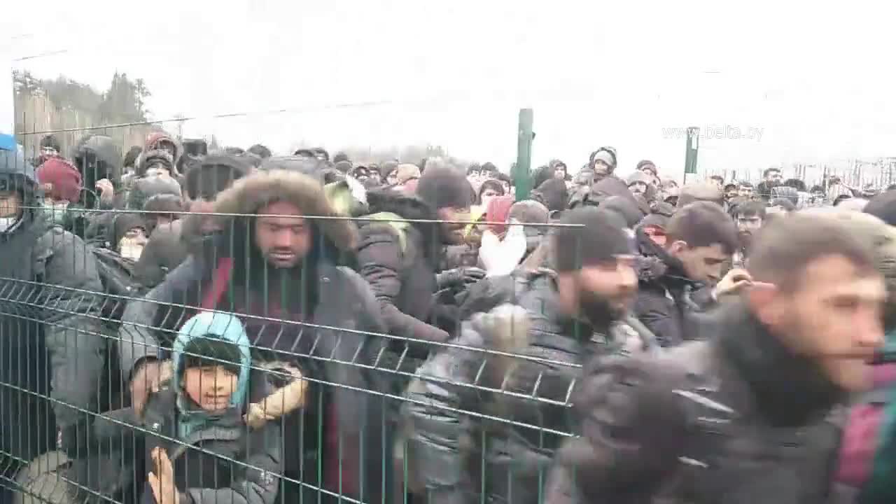 Large groups of illegal migrants gather at Poland-Belarus border crossing