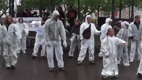 Les masques blancs Lyon dansent HK à Givors.1er mai