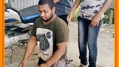 Homem sem as pernas na moto