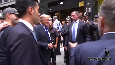 Trump visite les policiers du 17e département du NYPD 11 Septembre 2021