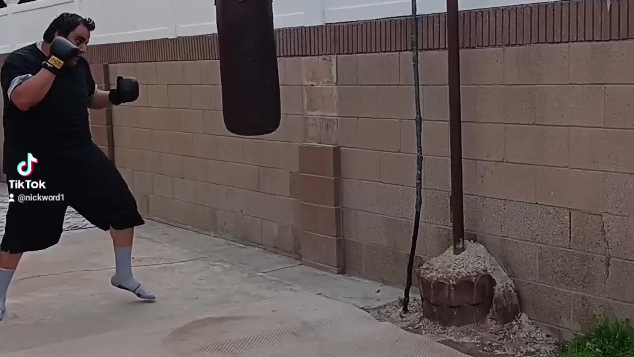 Old School Leather Punching Bag Workout Part 16. Trying Out My New Rocky Gloves!