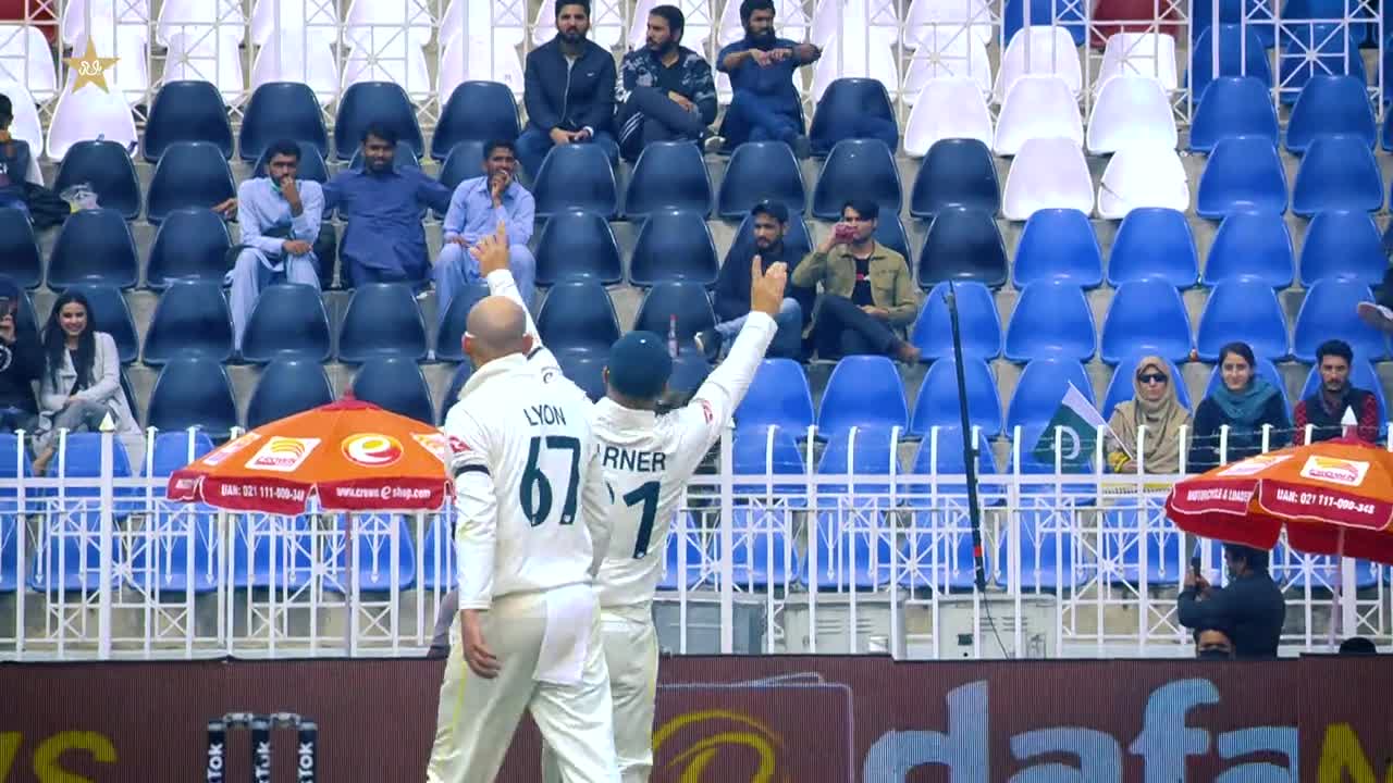 The crowd and the camera love @davidwarner 🕺🏼