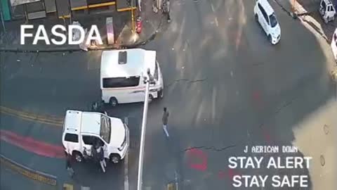 Traffic light robbery in the Joburg CBD caught on CCTV on a camera.