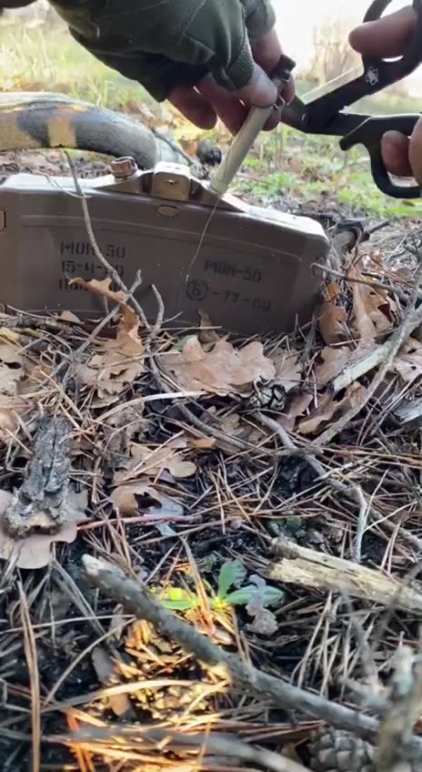Ukrainian Soldier Disarms Russian Trip Wire Claymore