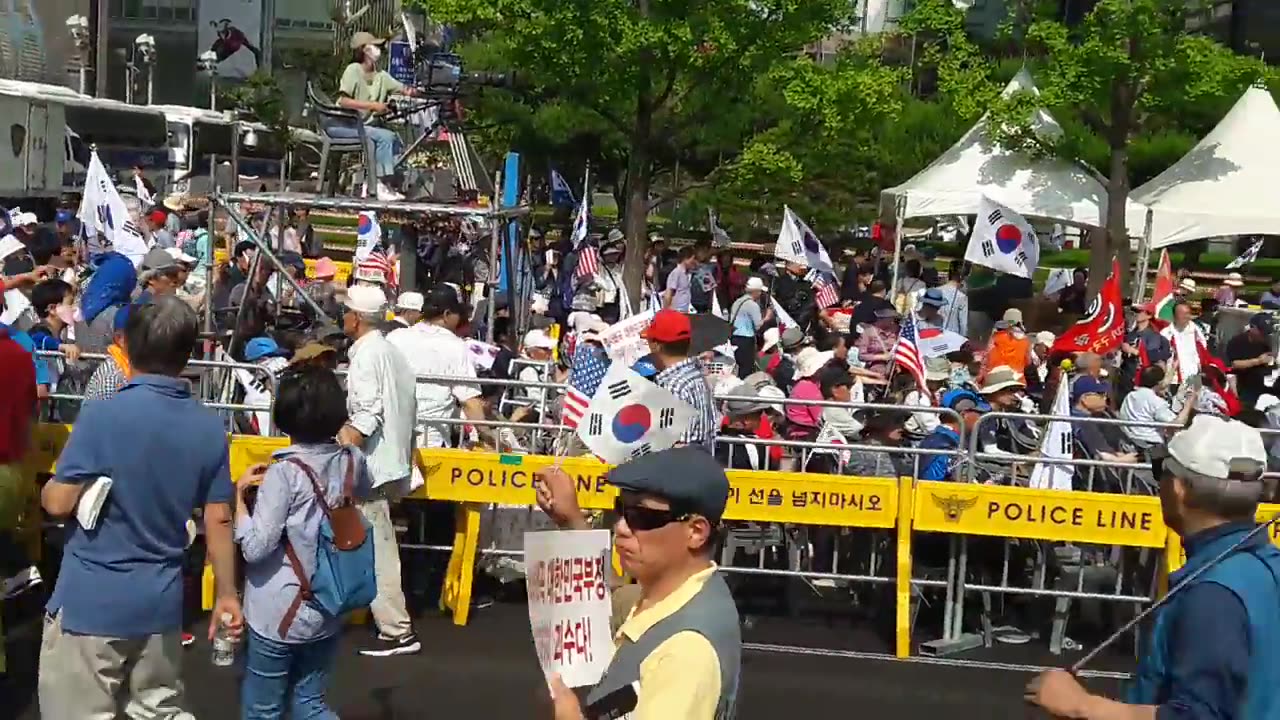 20180607_V3_S01(cAPoVKfFdg8)현충일 동화면세점 앞 행진 출발모습과 교보태극기 집회행진의 귀환