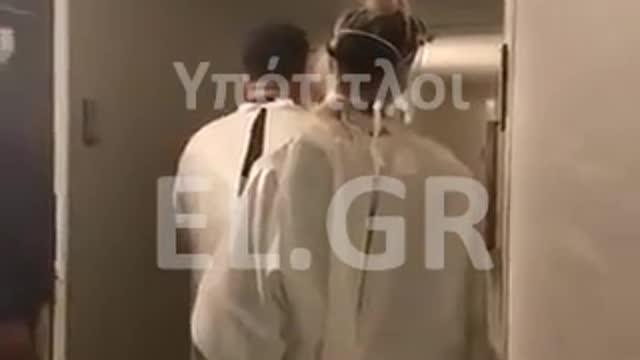 ΚΡΑΤΟΥΜΕΝΟΣ ΣΕ ΣΤΡΑΤΟΠΕΔΟ ΣΥΓΚΕΝΤΡΩΣΗΣ COVID ΞΕΣΠΑΕΙ