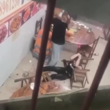 Two men engage in a physical altercation inside a restaurant - China