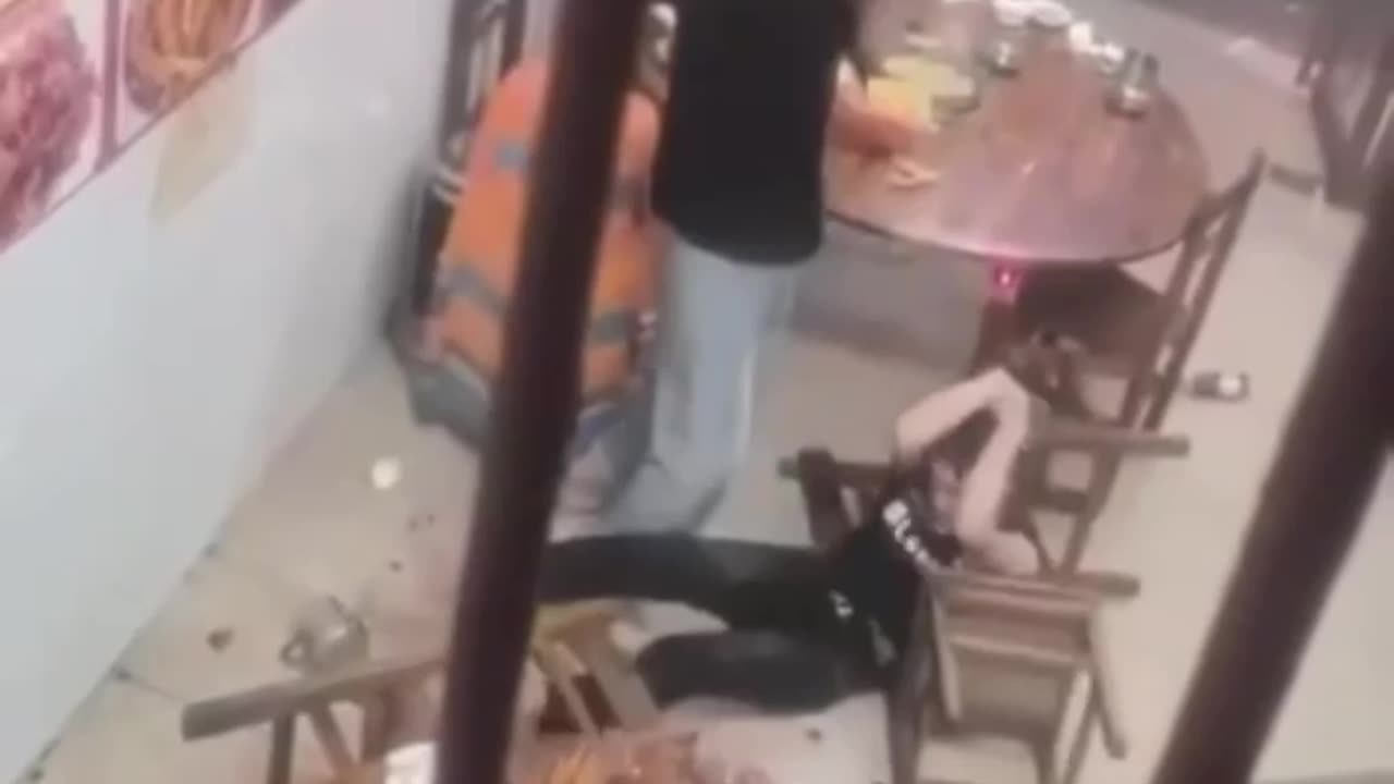 Two men engage in a physical altercation inside a restaurant - China