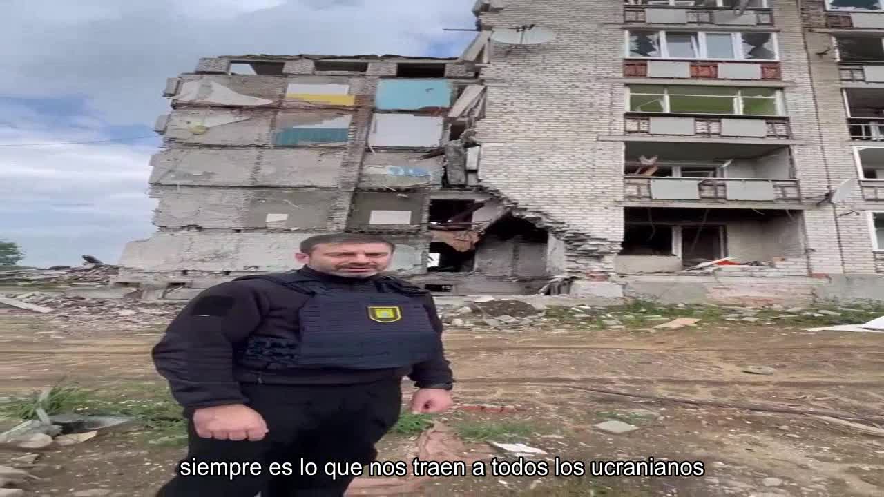 En Izyum, como resultado de un ataque aéreo ruso en un edificio de gran altura.