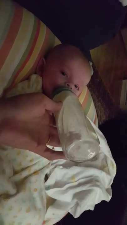 Bebé totalmente sorprendido por el estornudo de mamá