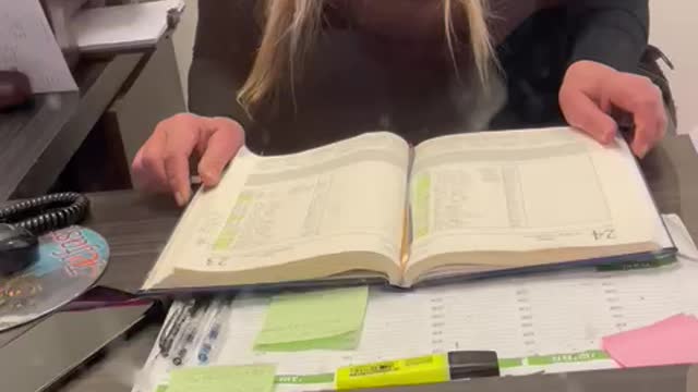 רופא ילדים לא מסכים לקבל את האמא והילד ללא מסכה