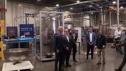 Zmatený Biden během návštěvy továrny v Ohiu - kam mám jít ptal se zmateně