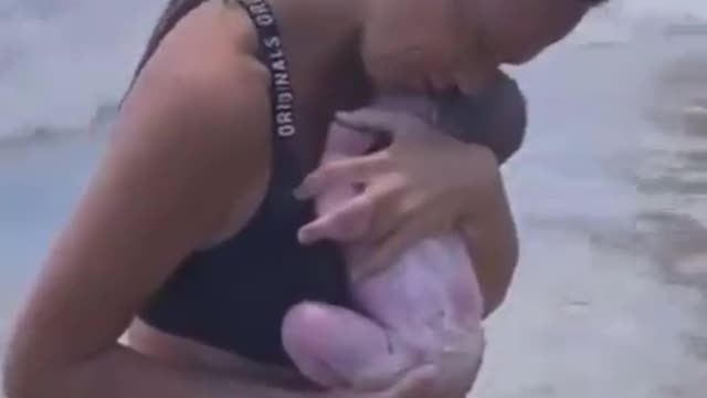 [WATCH] Woman gives birth to a son in the Pacific Ocean in ‘free-birth’.