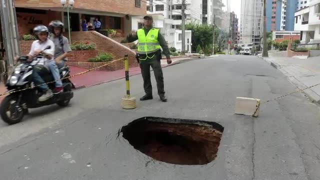 Nuevo hundimiento en la carrera 40 con calle 46, en Cabecera