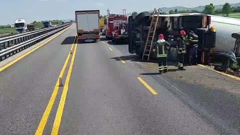 Trailer cisterna volcado, accidente