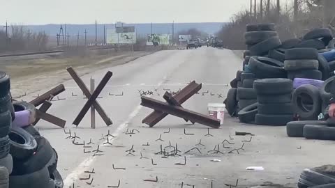 Roads are being blocked with various thorns to save the Ukrainian capital Kiev