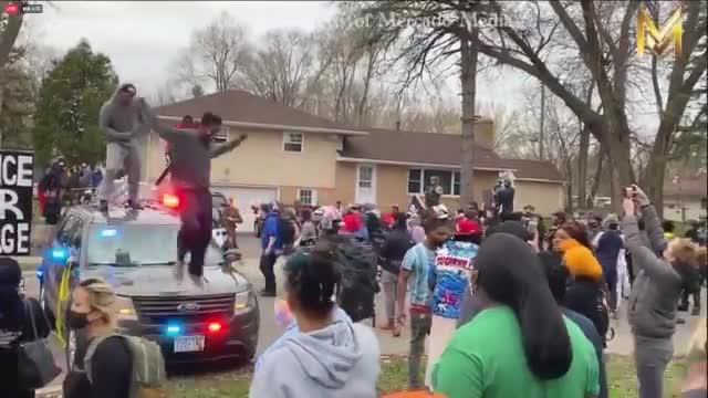 BLM Attempts to Destroy Cop Cars in TERRIFYING Footage From Minneapolis Riots