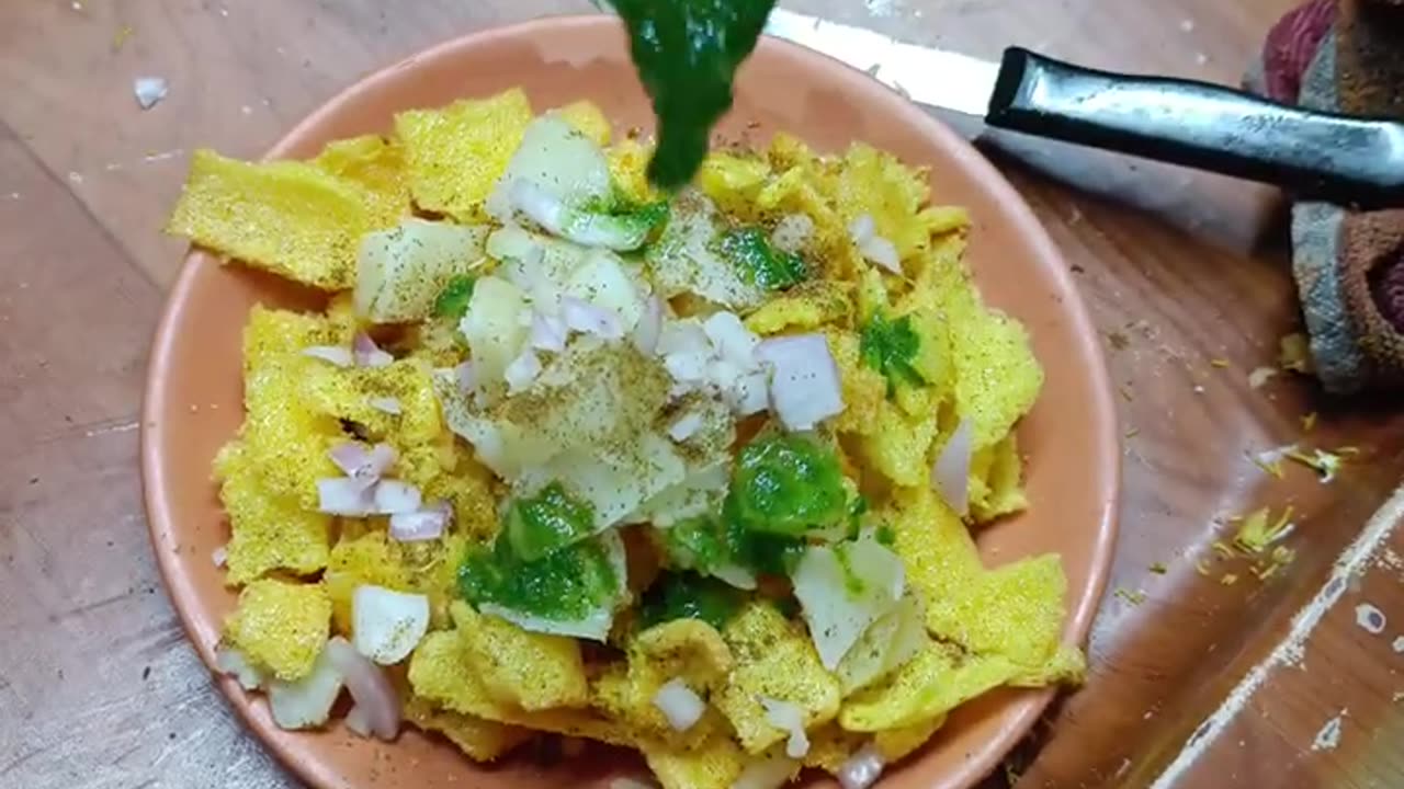 Aloo wale ponge try Kiya hai _ Ye dish nadda ke chivda se banayi jaati hai _ Street food of india