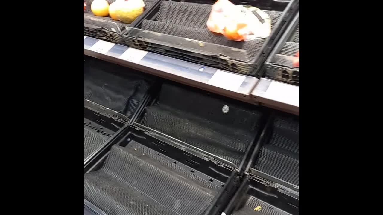 網傳封城兼超市關門 超市蛋肉架搶一空 mhp2052, 2022.02.28