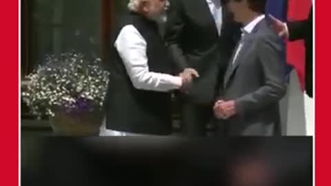 America के JO Biden ने भीड़ में PM Modi को पीछे से दी थपकी | #SHORTS