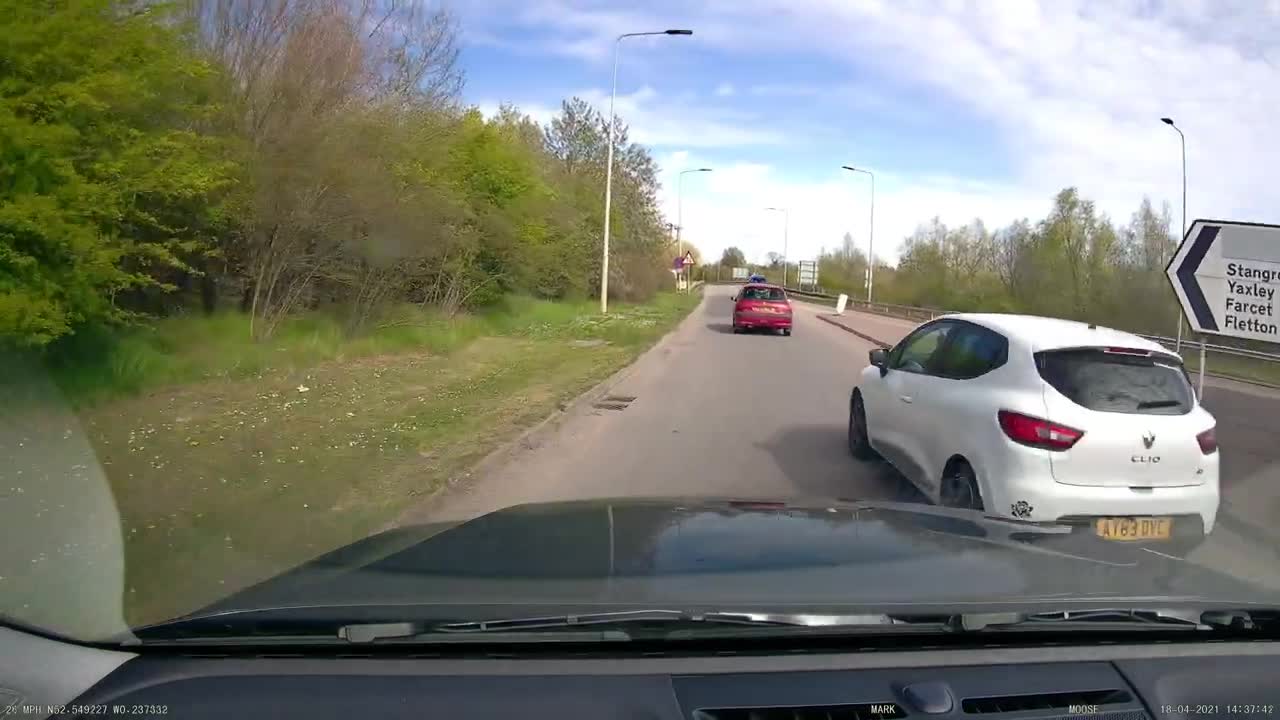 Dashcam footage shows Renault Clio struggling with roundabouts