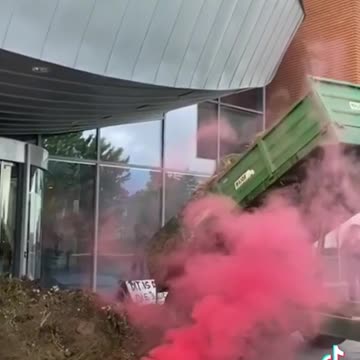 Holandští farmáři vylévajů můčůvku před státní úřady