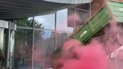 Holandští farmáři vylévajů můčůvku před státní úřady