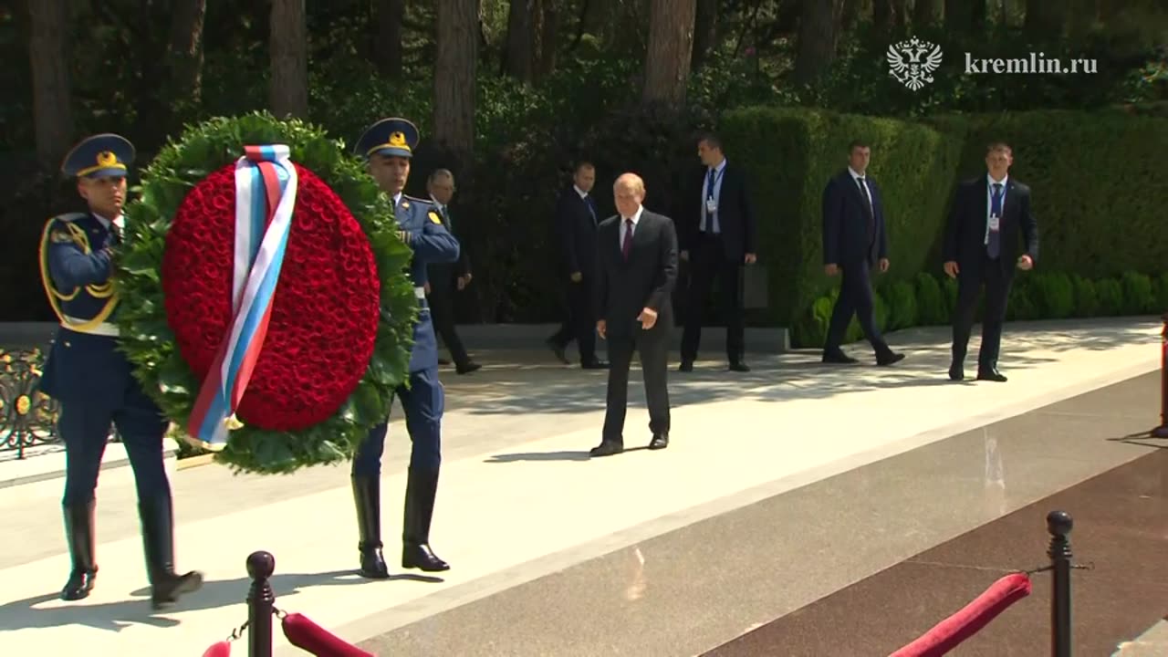 Putin arrived at the Alley of Honor in Baku and laid a wreath at the grave of Heydar Aliyev