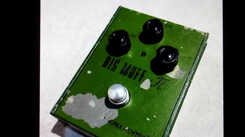 241 Boss AC-3 Acoustic simulator et Electro-Harmonix Big Muff Pi