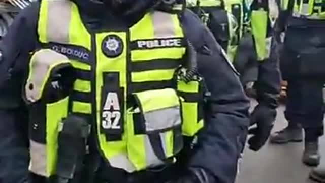 THE GROUP OF OFFICERS STEAL LING STUFFS OF THE TRUCKERS CONVOY FREEDOM RALLY.