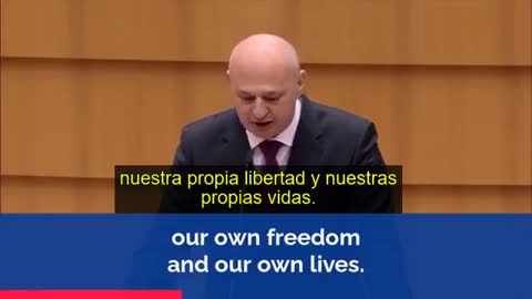 EURO DIPUTADO CROATA LE DA LA BIENVENIDA A TRUDEAU.