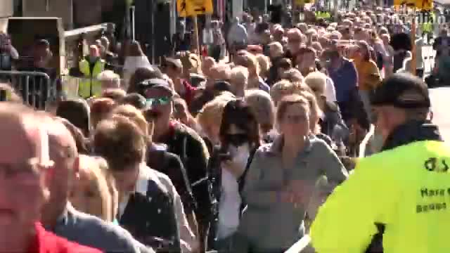 Queues to view coffin of Queen Elizabeth II in Edinburgh shown in timelapse vide