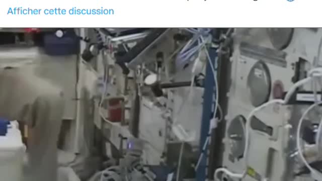 Thomas Pesquet, one of the astronaut clowns of the Matrix unmasked in this video... 😈💩😅