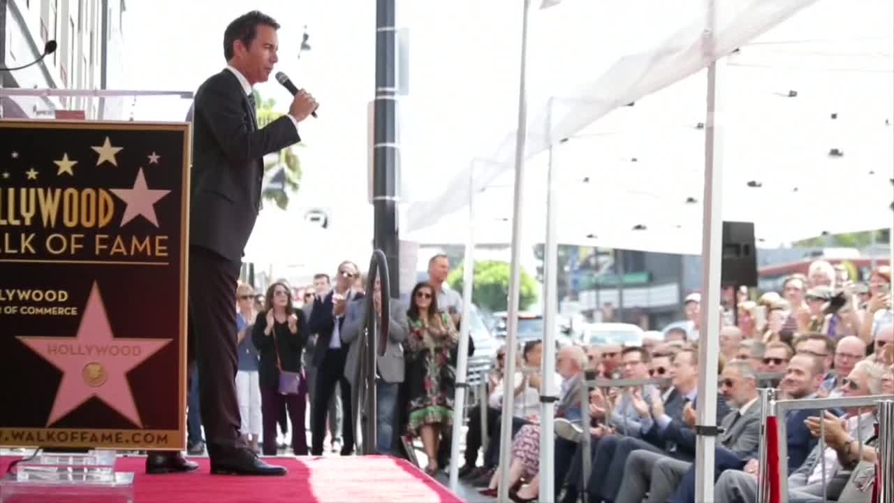 Eric McCormack recibe estrella en Paseo de la Fama de Hollywood