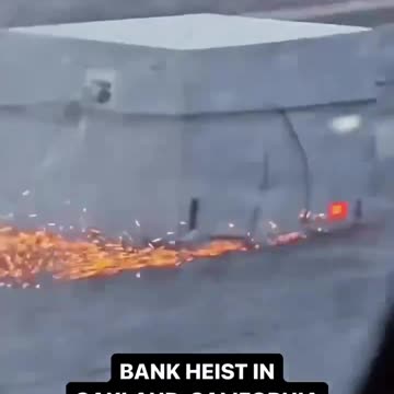 Bank robbers drag entire ATM in broad daylight through the streets of Oakland, California.