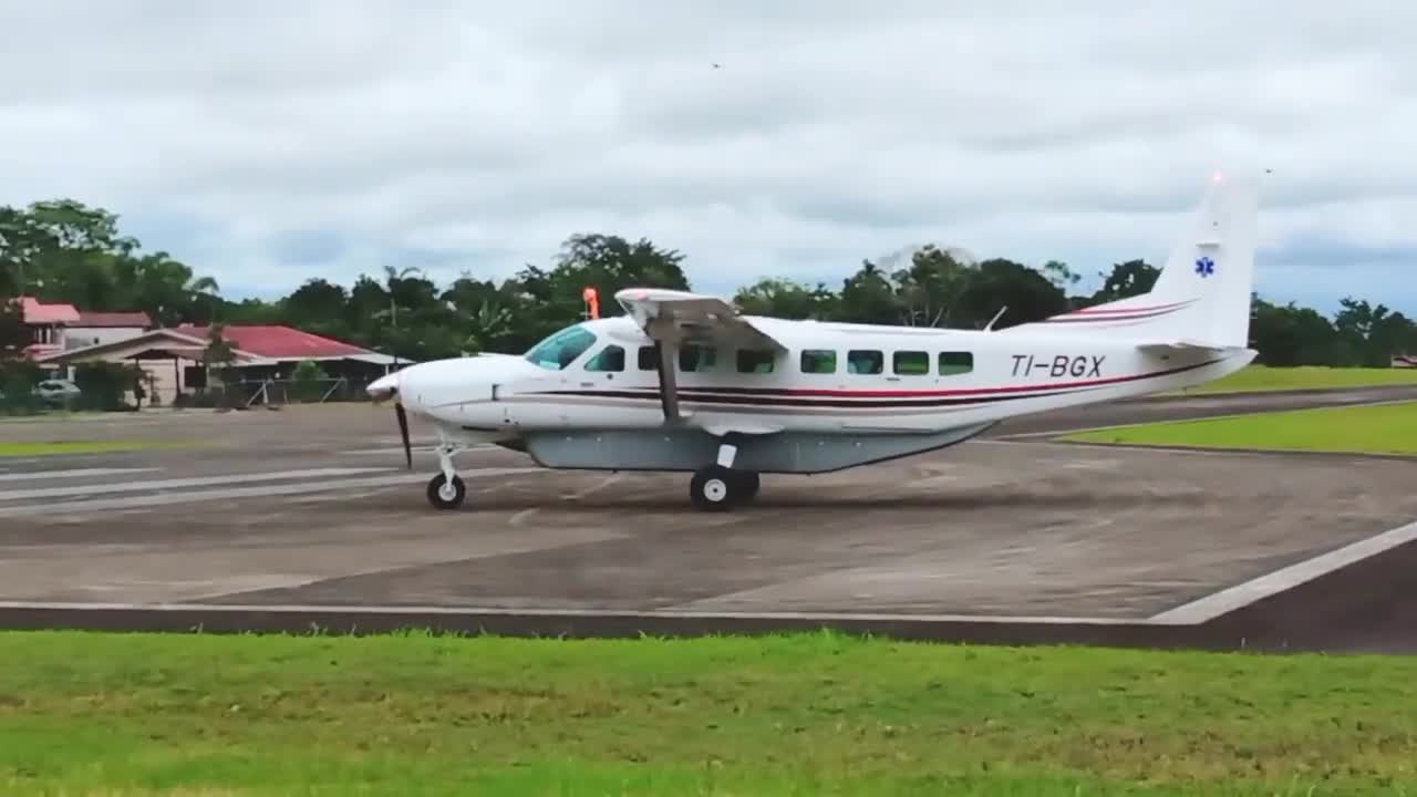 TAKE OFF _ TI-BGX Cessna 208B Grand Caravan