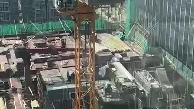 Amazing HK construction workers' show