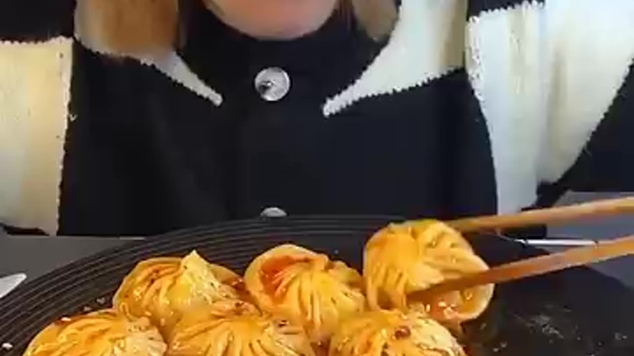 Girl eating asmr jusi momos challenge