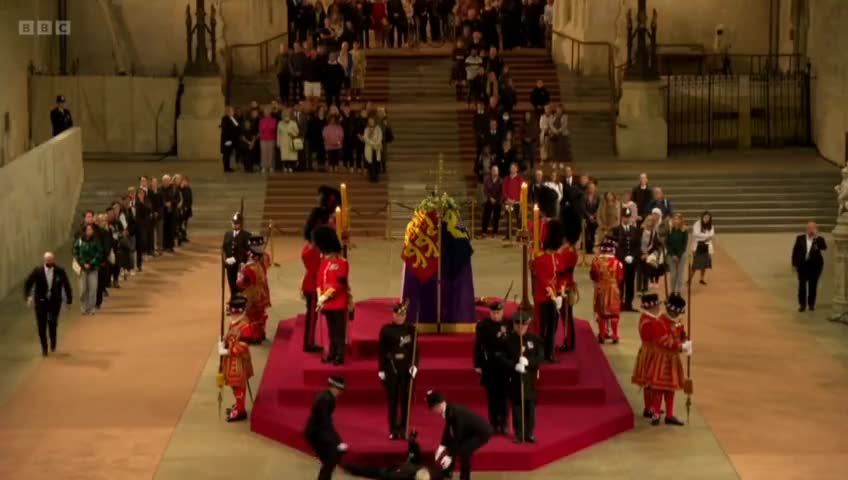 INCREIBLE Repentintis FUNERAL REINA DE INGLATERRA VIRAL