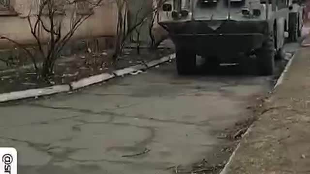 LPR army shows trophies in liberated town