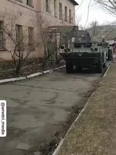 LPR army shows trophies in liberated town