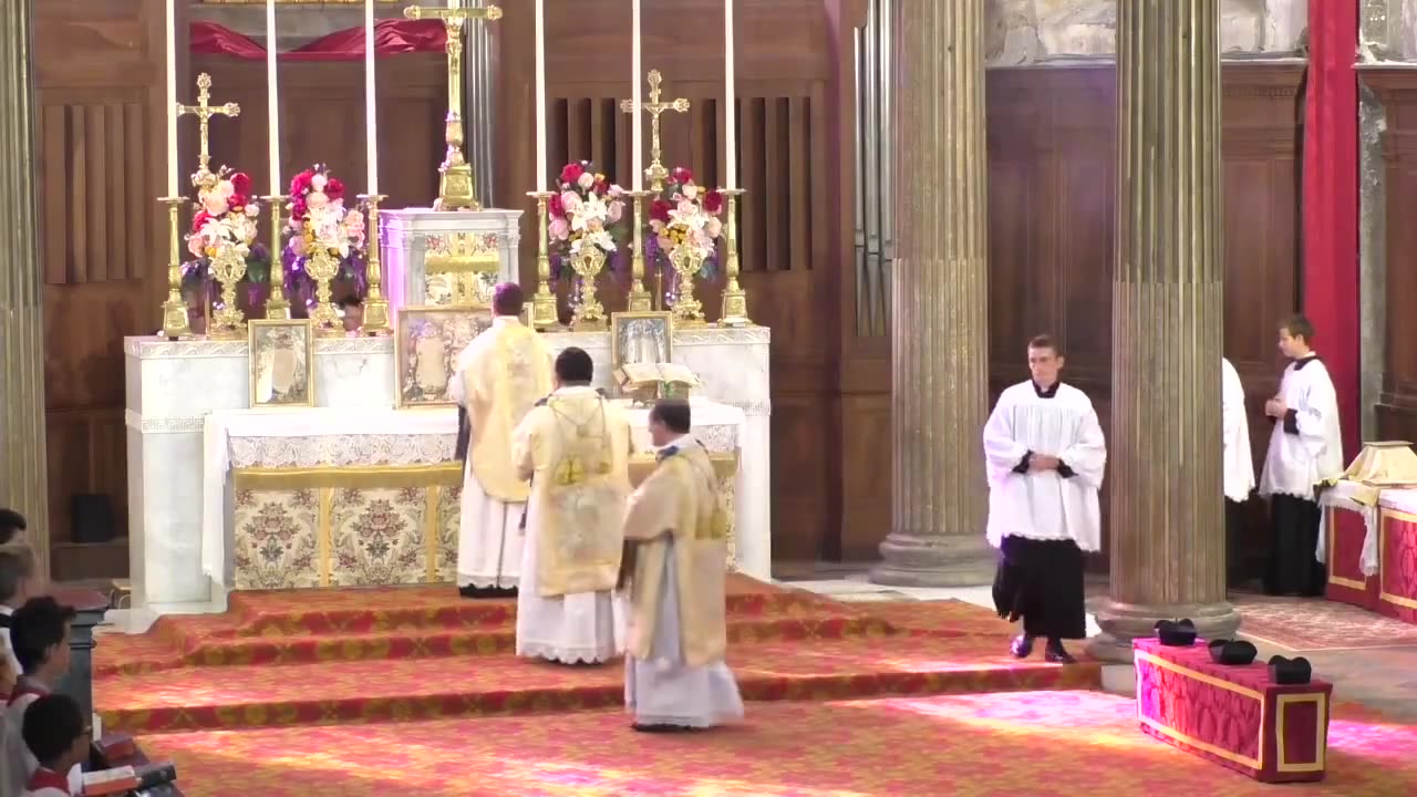 Incensação do Altar no início da Missa Solene