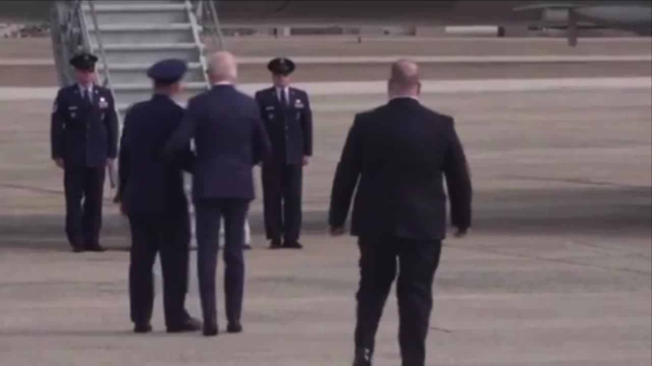 SECRET SERVICE AGENT IS NOW “POSITIONED AT THE BOTTOM OF THE STAIRS” WHENEVER THE pRESIDENT BOARDS OR DISEMBARKS TO MAKE SURE HE DOESN’T TRIP