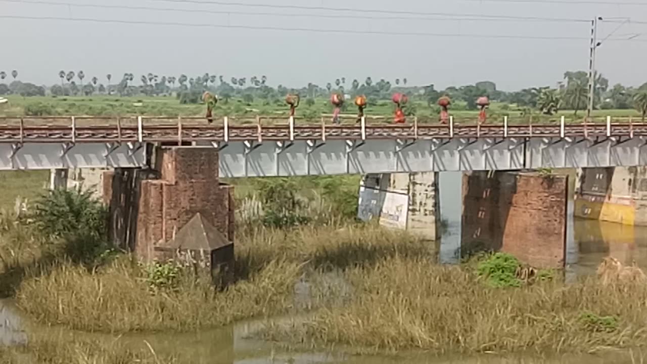 Seven Girls Runs On Railway Bridge With Weight On Her Head In Bihar