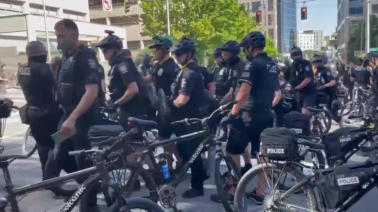 CẢNH SÁT SEATTLE DẸP ĐÁM CÔN ĐỒ ANTIFA 🇺🇸SEATTLE COPS DRAGGING ANTIFA THUGS OFF